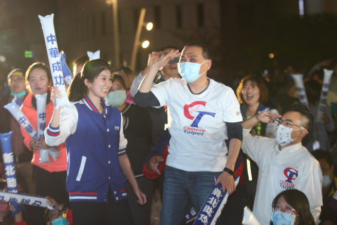 2023年世界棒球经典赛，中华队11日迎战荷兰队，新北市府中商圈举办直播派对，新北市长侯友宜（前排中）与民眾共襄盛举，当中华队在第2局由张育成击出满贯炮时，侯起身敬礼致意。（张铠乙摄）