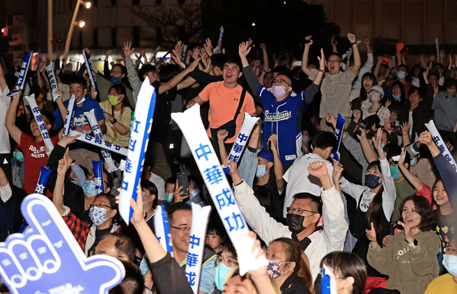 2023年世界棒球经典赛，中华队11日迎战荷兰队，新北市府中商圈举办直播派对，当中华队张育成在第2局击出满贯炮时，许多民眾起身欢呼。（张铠乙摄）