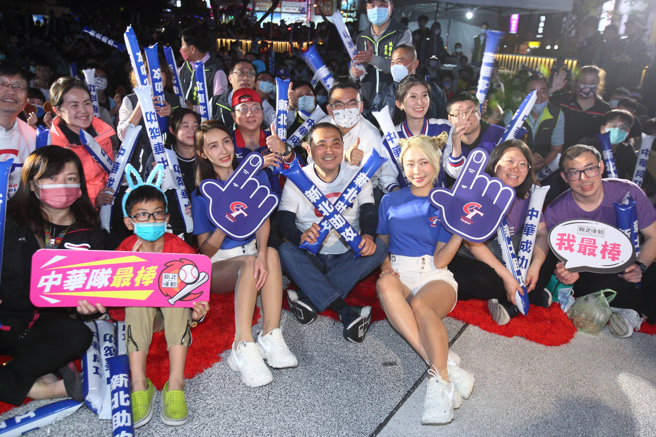 2023年世界棒球经典赛，中华队11日迎战荷兰队，新北市府中商圈举办直播派对，新北市长侯友宜（前排中）到场共襄盛举，为中华队加油。（张铠乙摄）