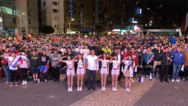 桃园市长张善政和全体球迷一起敬礼。(蔡依珍摄)