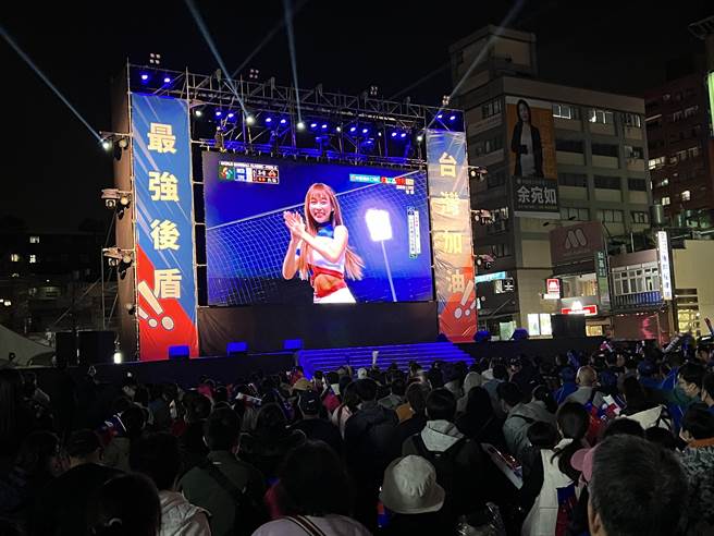 桃园市政府在府前广场直播台荷大战，现场涌入数百位球迷同欢，挤满市府前广场。(蔡依珍摄)