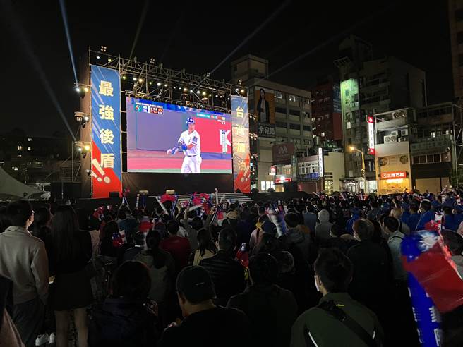 桃园市政府在府前广场直播台荷大战，现场涌入数百位球迷同欢，挤满市府前广场。(蔡依珍摄)