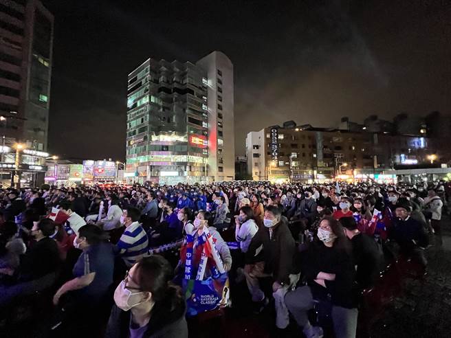 桃园市政府在府前广场直播台荷大战，现场涌入数百位球迷同欢，挤满市府前广场。(蔡依珍摄)