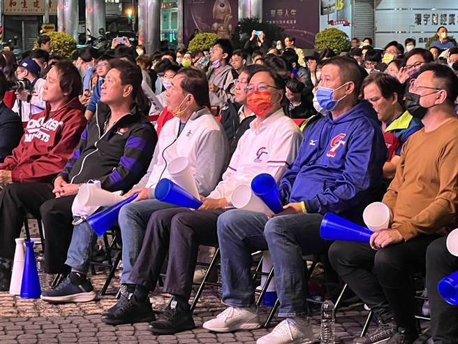 桃园市长张善政今穿上「1号」台湾队球衣，在市府前广场与桃园球迷一起为台湾队加油。(蔡依珍摄)