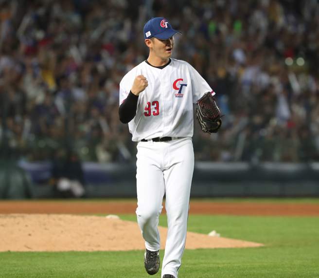 吴哲源完美封锁荷兰打线。（郑任南摄）