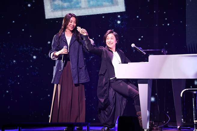 陈绮贞（左）与黄韵玲同台合作。（罗永铭摄）
