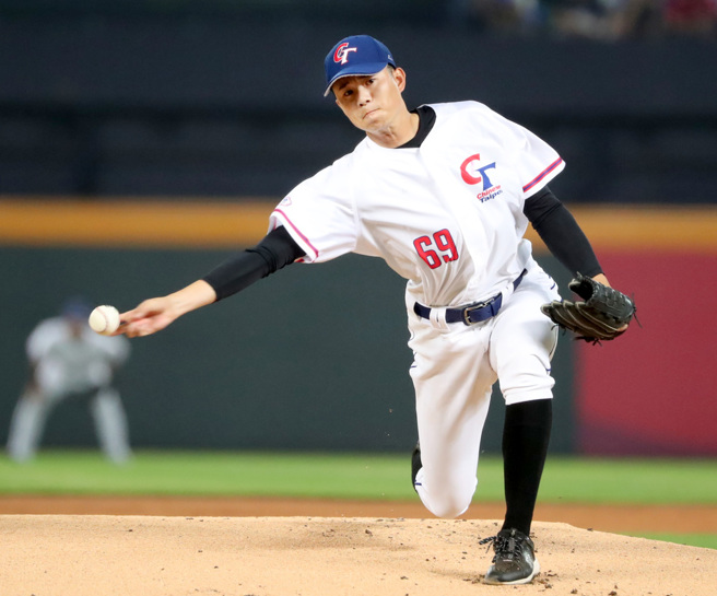 中华队抢下关键胜利，推派本土王牌低肩侧投黄子鹏先发登板。（郑任南摄）