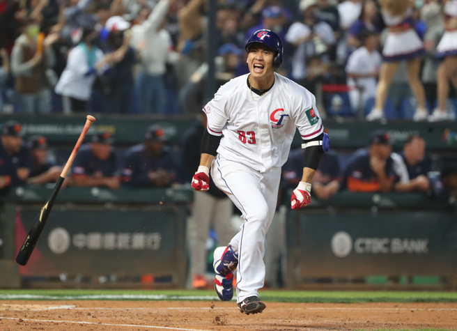 林立敲出安打帮助中华队破蛋也追平比分。（郑任南摄）