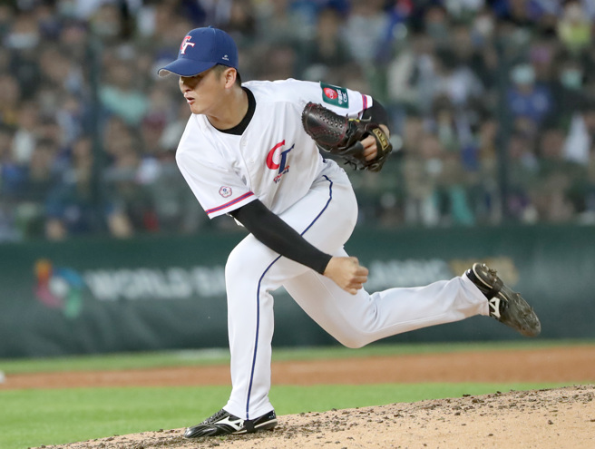 中继4.1局无失分，中华队第2任投手吴哲源完美封锁荷兰打线。（郑任南摄）