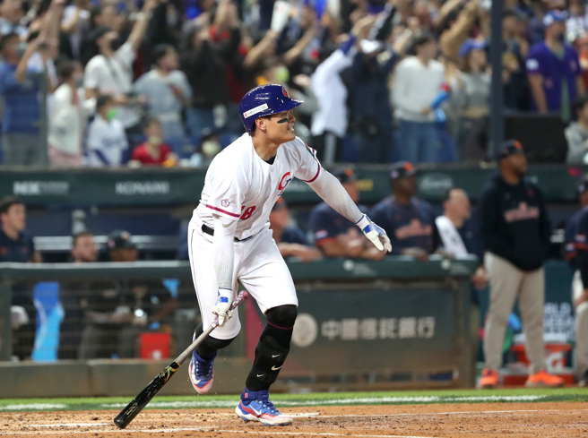 「国防部长」张育成手感超火热，再轰出满贯全垒打，二局下5:1拉开比分。（郑任南摄）