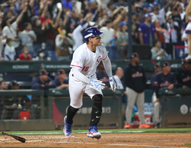 「国防部长」张育成手感超火热，再轰出满贯全垒打，二局下5:1拉开比分。（郑任南摄）