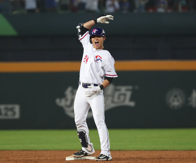 陈杰宪二垒安打带起中华队一波攻势。（郑任南摄）