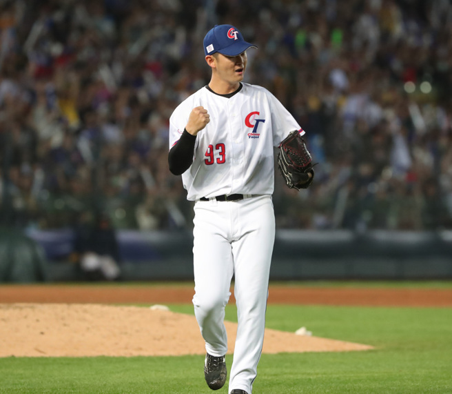 吴哲源完美封锁荷兰打线。（郑任南摄）