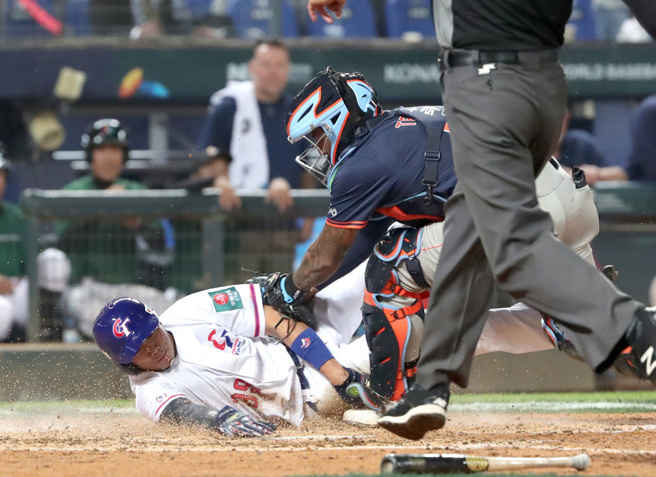 荷兰队回传球相当到位，将吴念庭触杀在本垒之前。（郑任南摄）