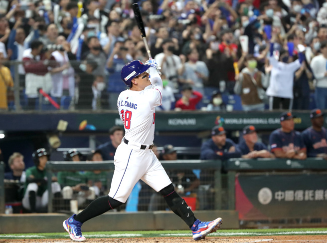 「国防部长」张育成手感超火热，再轰出满贯全垒打，二局下5:1拉开比分。（郑任南摄）