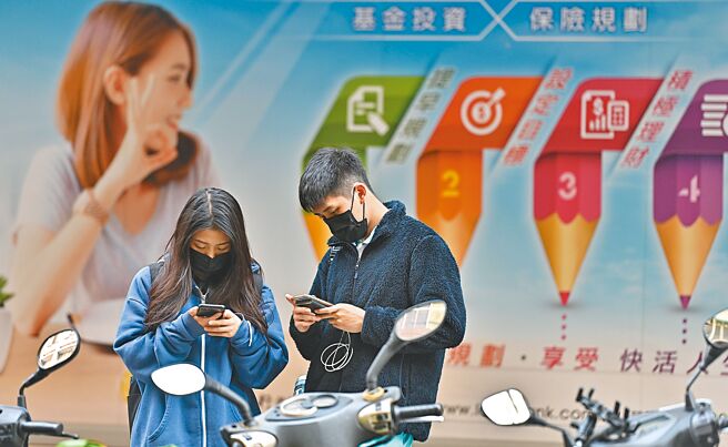 新冠轻症自20日起「免通报、免隔离」，产险公会10日表示，防疫险轻症确诊者20日以后不理赔。（季志翔摄）