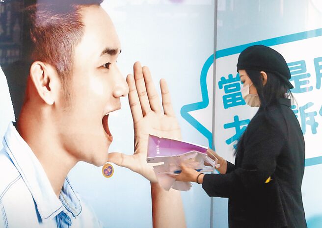 针对新冠肺炎轻症自3月20日起「免通报、免隔离」，产险公会10日紧急召开常务理事会，随后发布新闻稿表示，若经诊断属轻症者，依疾管署规范，不再认定属法定传染病，保险公司将依约不予理赔。图为即使疫情趋缓，大多数民眾仍选择戴上口罩，做好防护工作。（赵双杰摄）