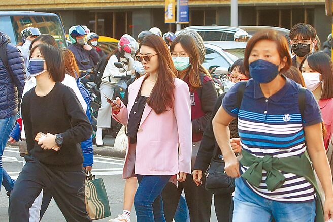 新冠肺炎本土病例连续2天低于万例，轻症自3月20日起「免通报、免隔离」。图为口罩令解禁后，只有少数民眾选择不戴口罩。（赵双杰摄）