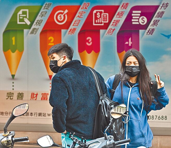 新冠轻症自3月20日起「免通报、免隔离」，防疫保单不予理赔。（季志翔摄）