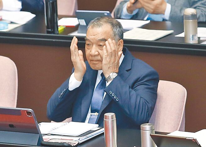 邱国正17日表示，到这种阶层震怒可以解决问题的话，每天震怒两下就好了。PTT乡民看完笑翻，怀疑他在嘲讽前行政院长苏贞昌。（姚志平摄）