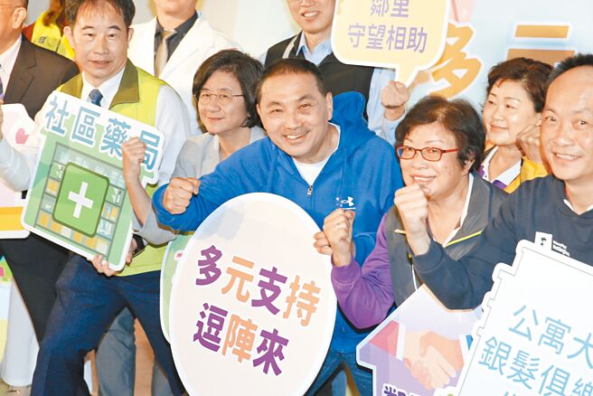 中广与盖洛普民调昨公布2024总统大选民调，国民党以侯友宜33.45％夺冠。图为新北市长侯友宜（中）出席关怀守护弱势家庭活动。（杜宜谙摄）