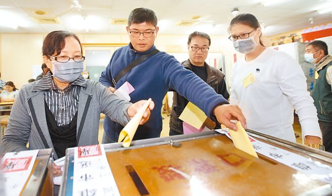 中选会10日宣布，第16任总统、副总统与第11届立法委员选举定于2024年1月13日星期六举行投开票。图为2020总统大选民眾投票情形。（本报资料照片）
