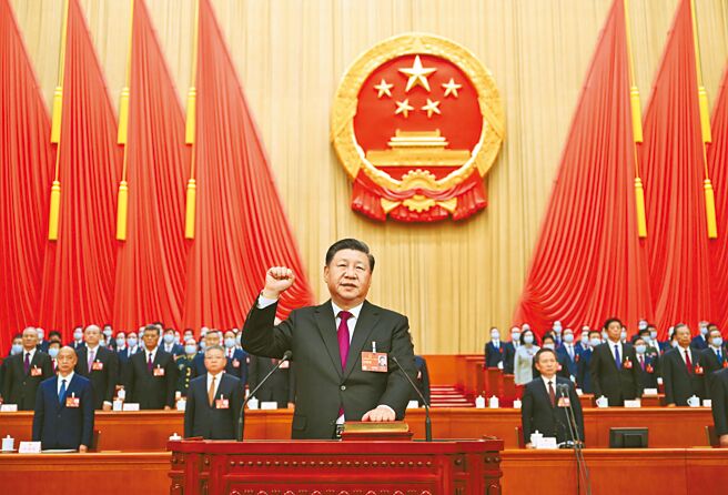 中共总书记习近平当选大陆国家主席、中国中央军委主席后，进行宪法宣誓，正式迈入党政军第三任期。（新华社）