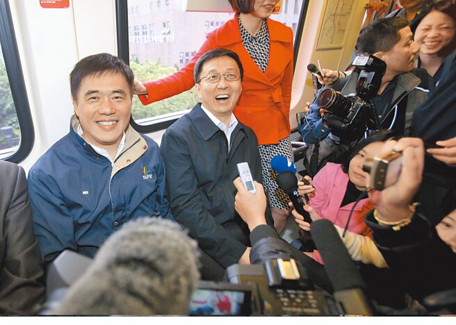 大陆新任国家副主席韩正（右）2010年访台，在时任台北市长郝龙斌（左）的陪同下前往体验台北捷运的便捷。（本报资料照片）
