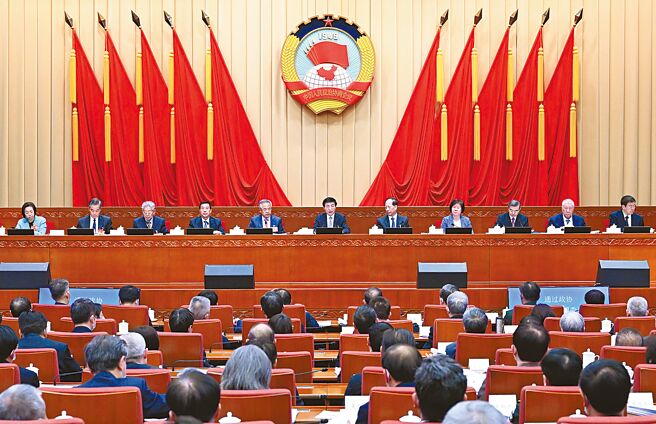 3月9日下午，中共中央政治局常委王沪寧主持大陆全国政协十四届一次会议主席团第三次会议。（新华社）