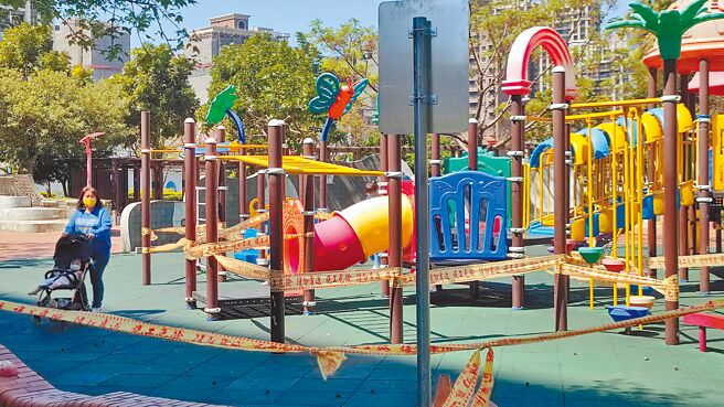 桃园市有46处游戏场因为游具不符合卫福部规范，养护工程处已经封闭，并将拆除重建。（赖佑维摄）