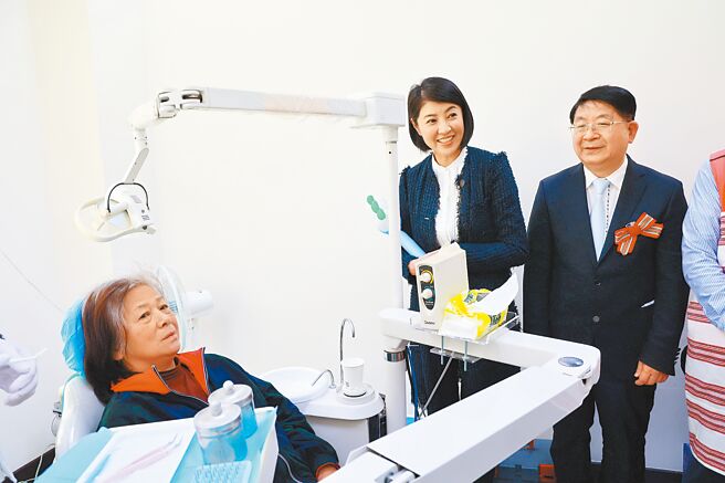 南投县长许淑华为「仁爱乡互助村牙医医疗站」揭牌，专业医疗设备就近照护原民的口腔健康。（南投县政府提供／杨静茹南投传真）