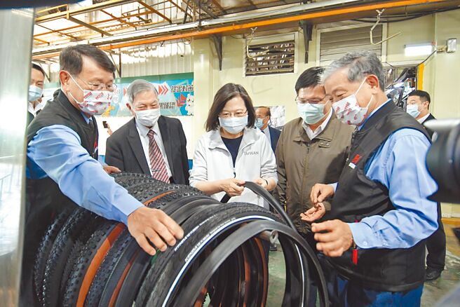 蔡英文总统10日到彰化感恩奉香为民祈福之旅，上午到员林建大轮胎厂，强调政府会持续推动计画协助企业，让台湾中小企业越做越大。（吴敏菁摄）