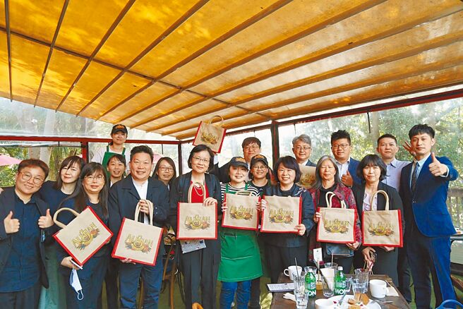 嘉義市長黃敏惠（前排右四）率參訪團參觀阿里山咖啡會社。（嘉義市政府提供／廖素慧嘉市傳真）