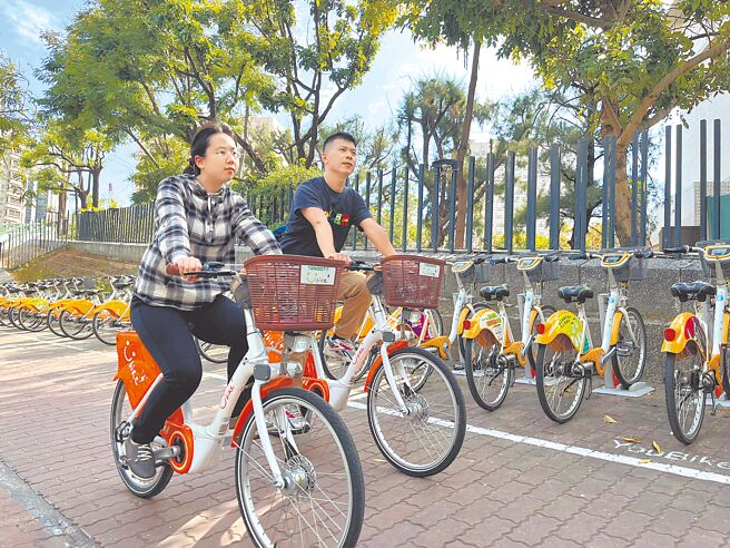 高雄YouBike2.0据最新满意度调查，民眾满意度高达97.6％，部分民眾更以YouBike取代汽机车当作通勤选择，但有民眾反应车不够、站点车位不足。（崔正纲摄）