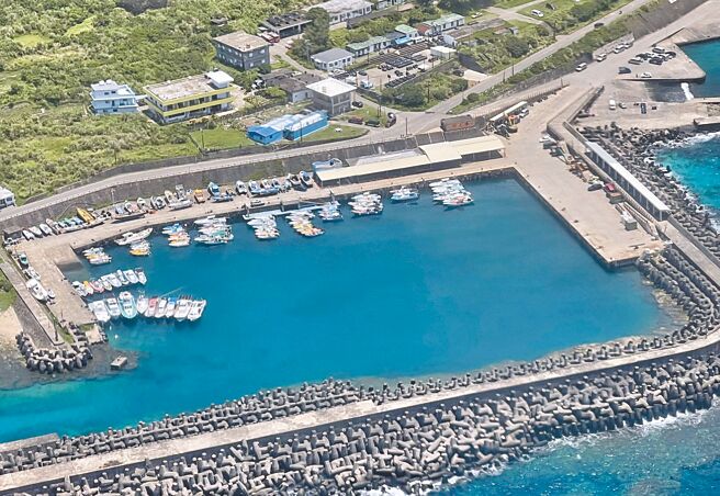 台东县政府获中央补助，将针对辖区14个渔港发展为游艇码头进行评估，图为兰屿开元港。（庄哲权摄）