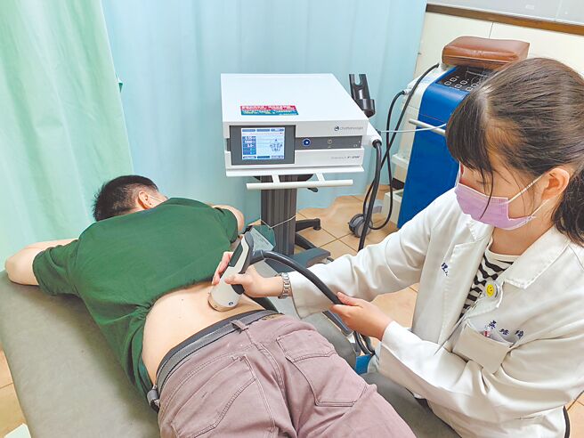 水介质震波原理是以高能量声波撞击组织，使病患的患部产生发炎反应，藉以刺激产生新的生长因子，进而加速骨生长及癒合。（活力得中山脊椎外科医院提供／杨舒婷高雄传真）