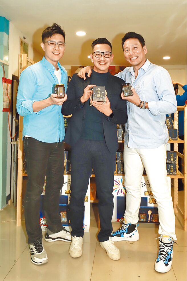 「三片吐司」时隔10年再度合体，蒋伟文（左）、艾力克斯（右）力挺江俊翰当老板。（民视提供）