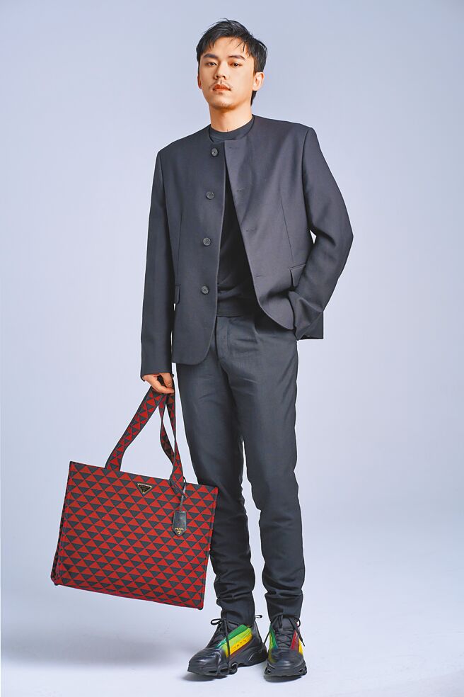 HUSH发布新专辑《娱乐自己》将内心世界摊在大眾眼前，不但不觉得害怕反而觉得过瘾，PRADA无翻领夹克11万5000元、羊毛圆领上衣5万元、羊毛西装裤3万5500元、幻彩运动鞋4万1000元、Symbole几何图纹缇花手提包13万元。（摄影／JOJ PHOTO‧服装／PRADA‧妆／身躰髮肤SHENTIFAFU李孟书‧髮／Jun Tsai、髮助张芝郡Zing）