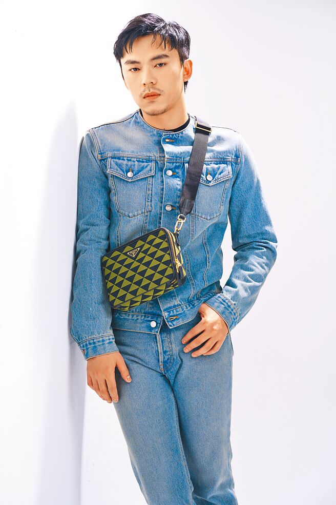 HUSH觉得这套造型既适合白天的干练职场，也适合夜生活，若要以旋律形容此次新专辑的每首歌曲好像都合适，PRADA无翻领丹寧夹克价格店洽、丹寧长裤3万9000元、Symbole几何图纹缇花小方包8万7000元。（摄影／JOJ PHOTO‧服装／PRADA‧妆／身躰髮肤SHENTIFAFU李孟书‧髮／Jun Tsai、髮助张芝郡Zing）