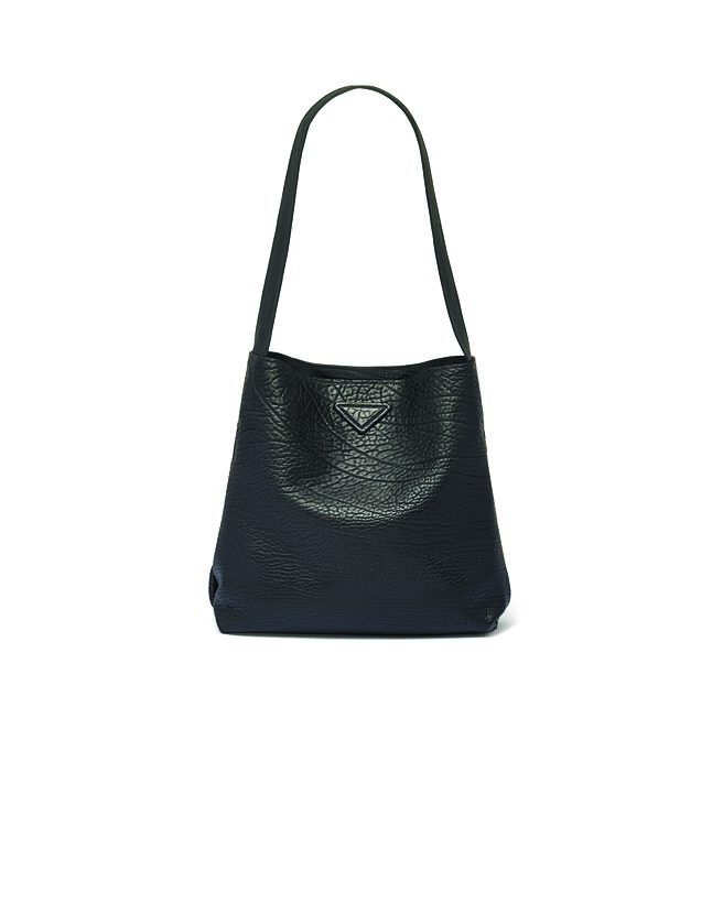 PRADA牛皮托特包，11万元。（PRADA提供）