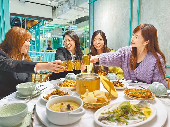 顶级泰式料理吃到饱「泰泰太夯」新进驻桃园远东百货。（桃园远百提供）