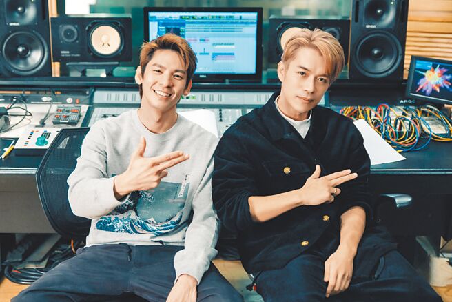 刘家凯（右）近来邀林柏宏合唱电影插曲，互动逗趣。（凯开而弹提供）