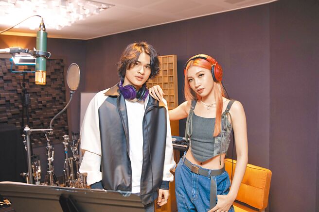 77Ke柯棨棋（左）邀来师姊Karencici合作推出新歌。（华研国际提供）