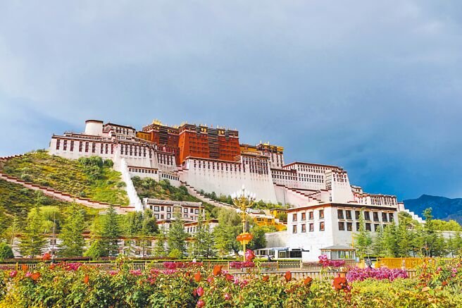 西藏布达拉宫座落在拉萨市区西北的玛布日山上，是一座规模宏大的宫殿式建筑群。（邓予立提供）