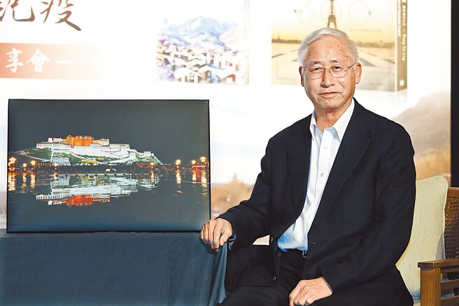 邓予立写下《旅游记疫：老玩童西藏自驾游》，用珍贵的影像记录西藏之美。（姚志平摄）