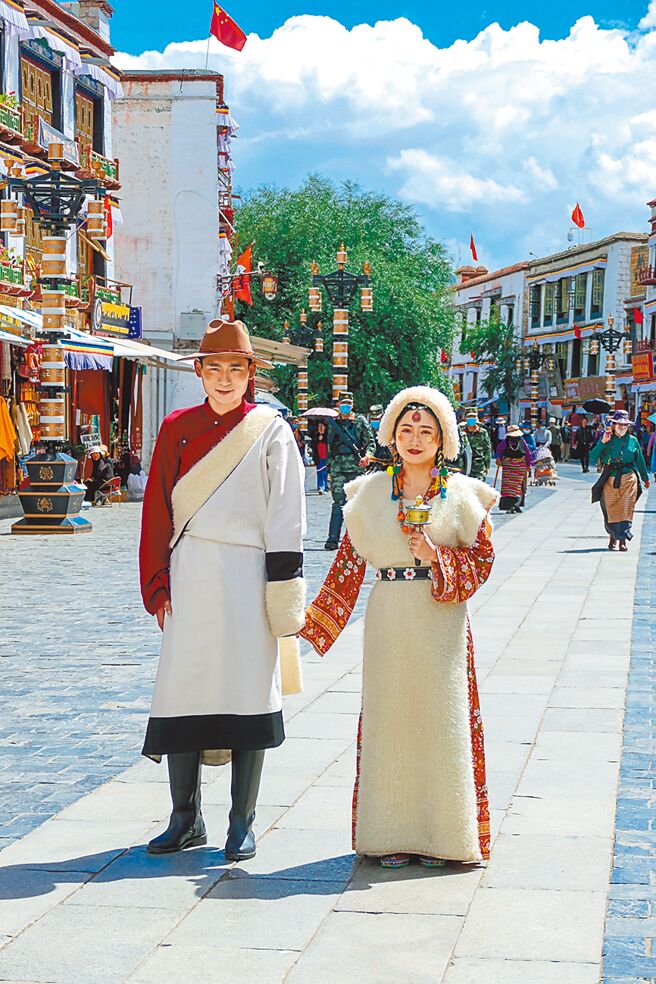 拉萨是西藏的首府，当地人穿着在地服饰别有风情。（邓予立提供）