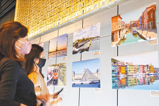 摄影集分享会上展示的作品，有来自世界各地的美景，台湾基隆正滨渔港也在其中。（姚志平摄）