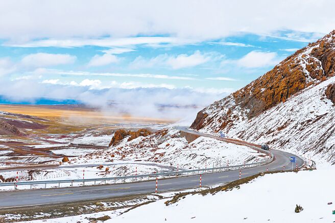 川藏公路南线是热门路线，沿途风景美不胜收。（邓予立提供）