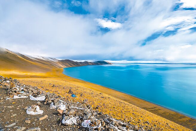 巴木错又称布喀池意思是勇士湖，湖色多变的美景。（邓予立提供）