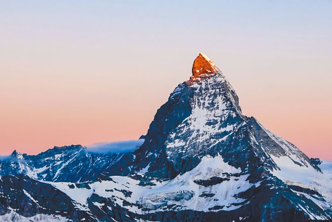 邓予立发挥毅力和耐心，如愿拍下瑞士马特洪峰难得一见的黄金日出美照。（邓予立提供）